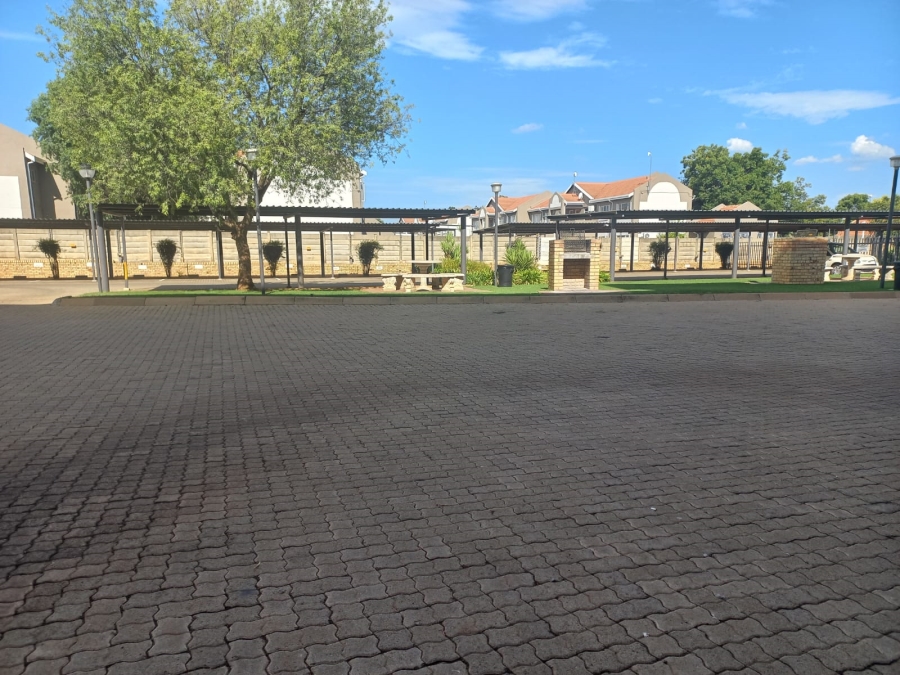 2 Bedroom Property for Sale in Kannoniers Park North West